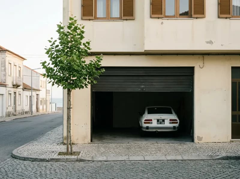 Um portão de garagem aberto para uma rua tranquila da cidade (ilustração de demonstração)